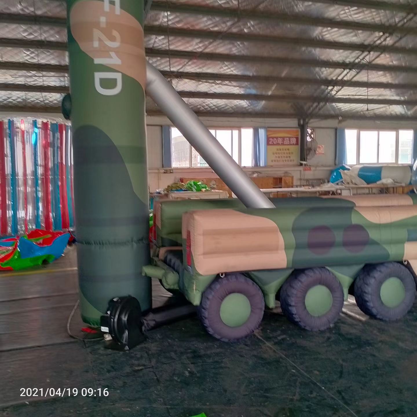 平果军事演习中的充气目标车辆：模拟发射车雷达车坦克飞机